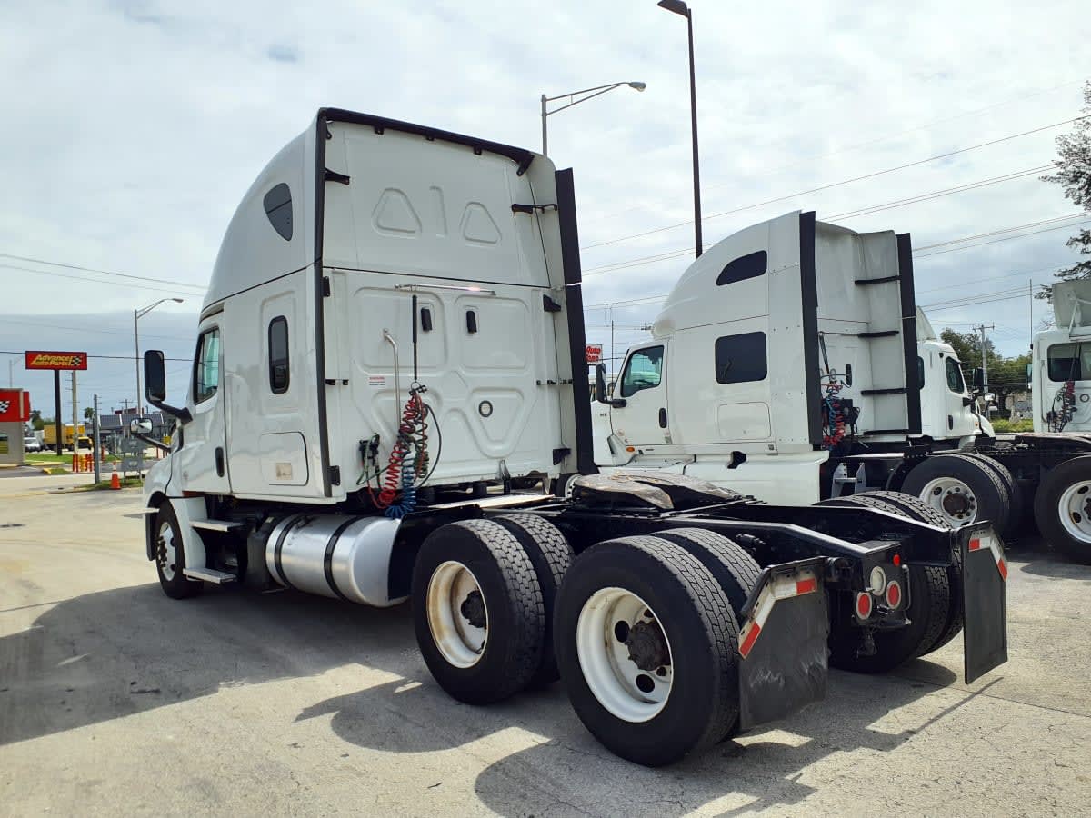 2020 Freightliner Cascadia in Miami, FL — photo 6