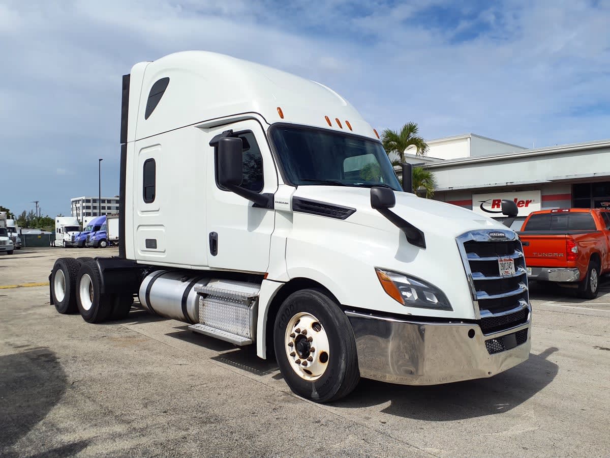 2020 Freightliner Cascadia in Miami, FL — photo 3
