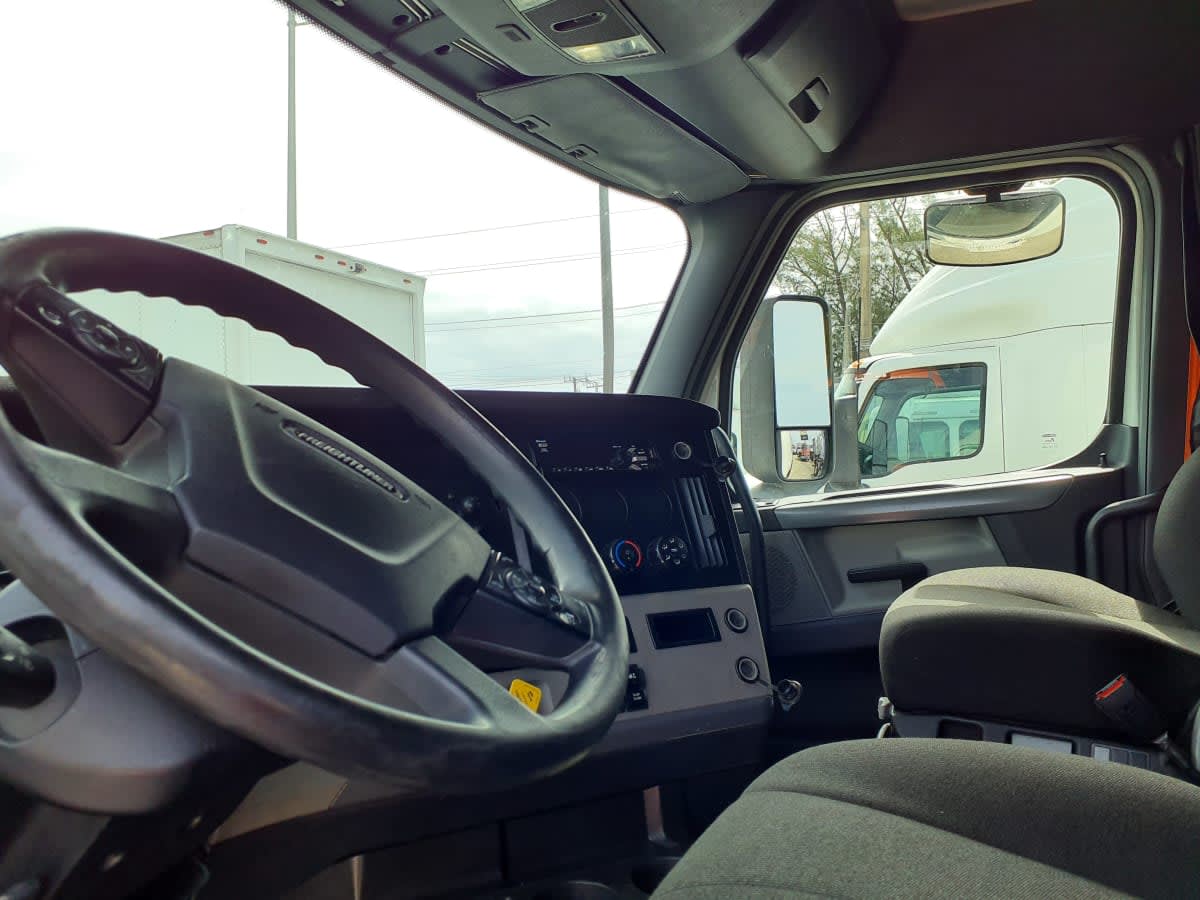 2020 Freightliner Cascadia in Miami, FL — photo 7