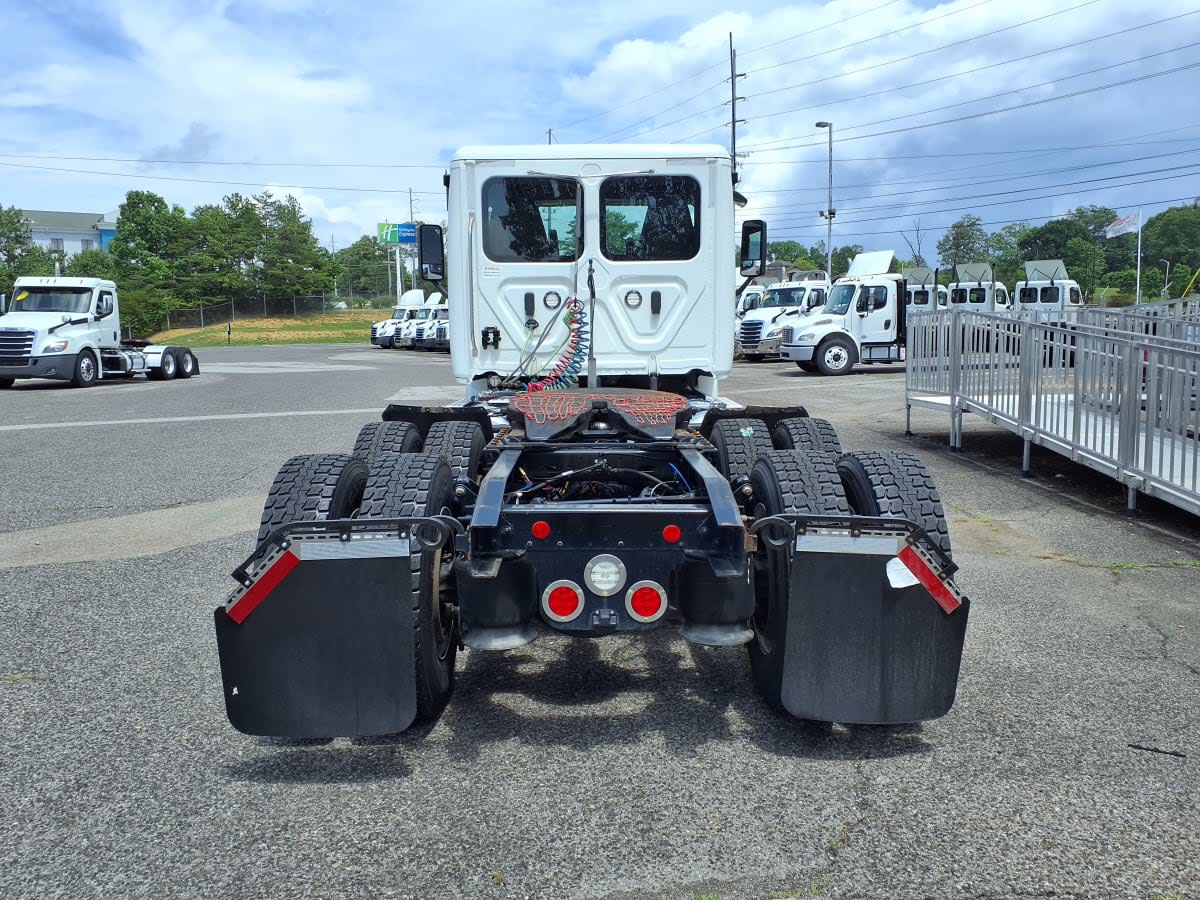 2020 Freightliner Cascadia in Knoxville, TN — photo 5