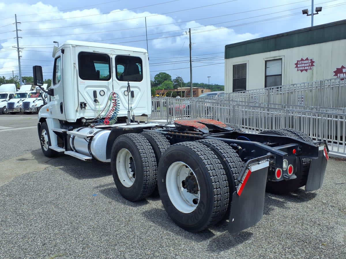2020 Freightliner Cascadia in Knoxville, TN — photo 6