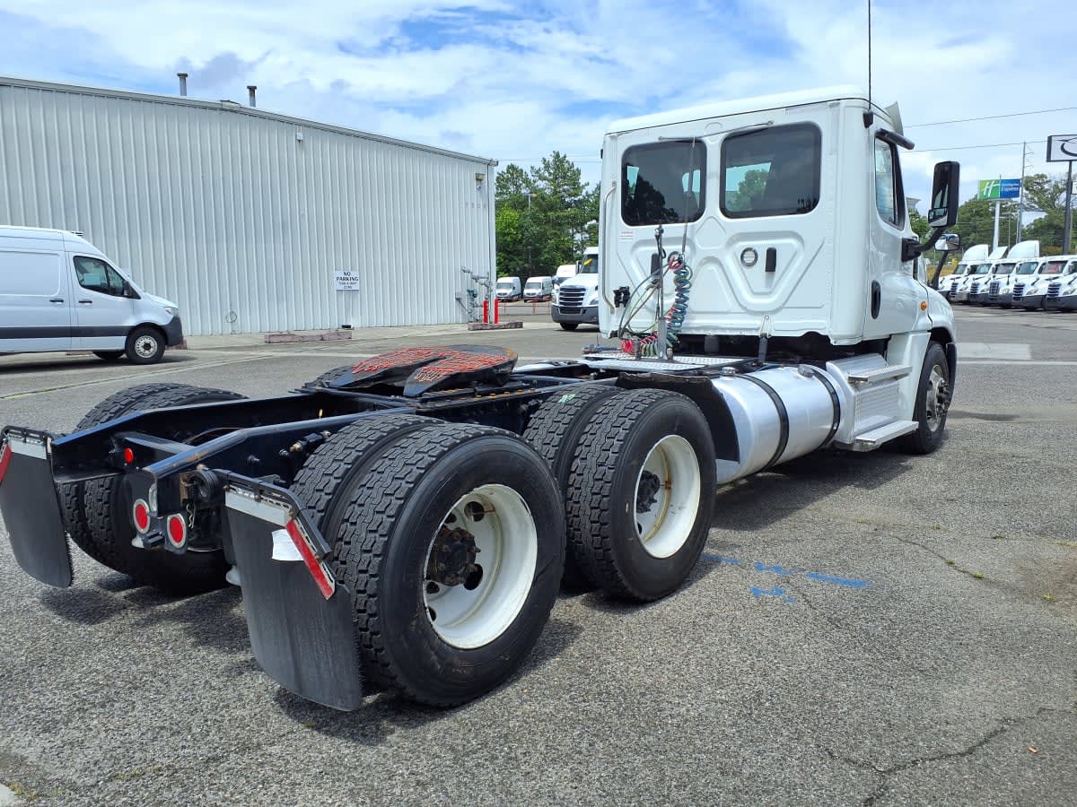 2020 Freightliner Cascadia in Knoxville, TN — photo 4