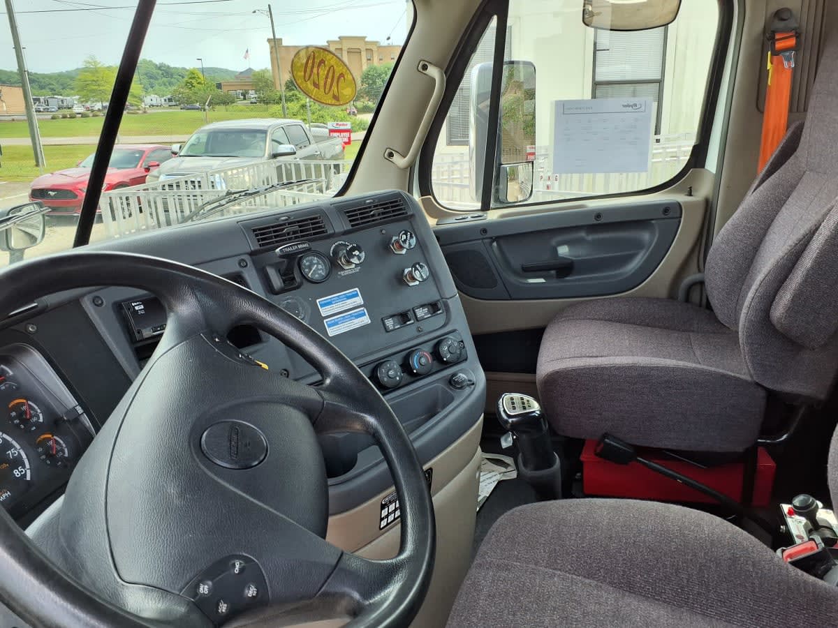 2020 Freightliner Cascadia in Knoxville, TN — photo 7
