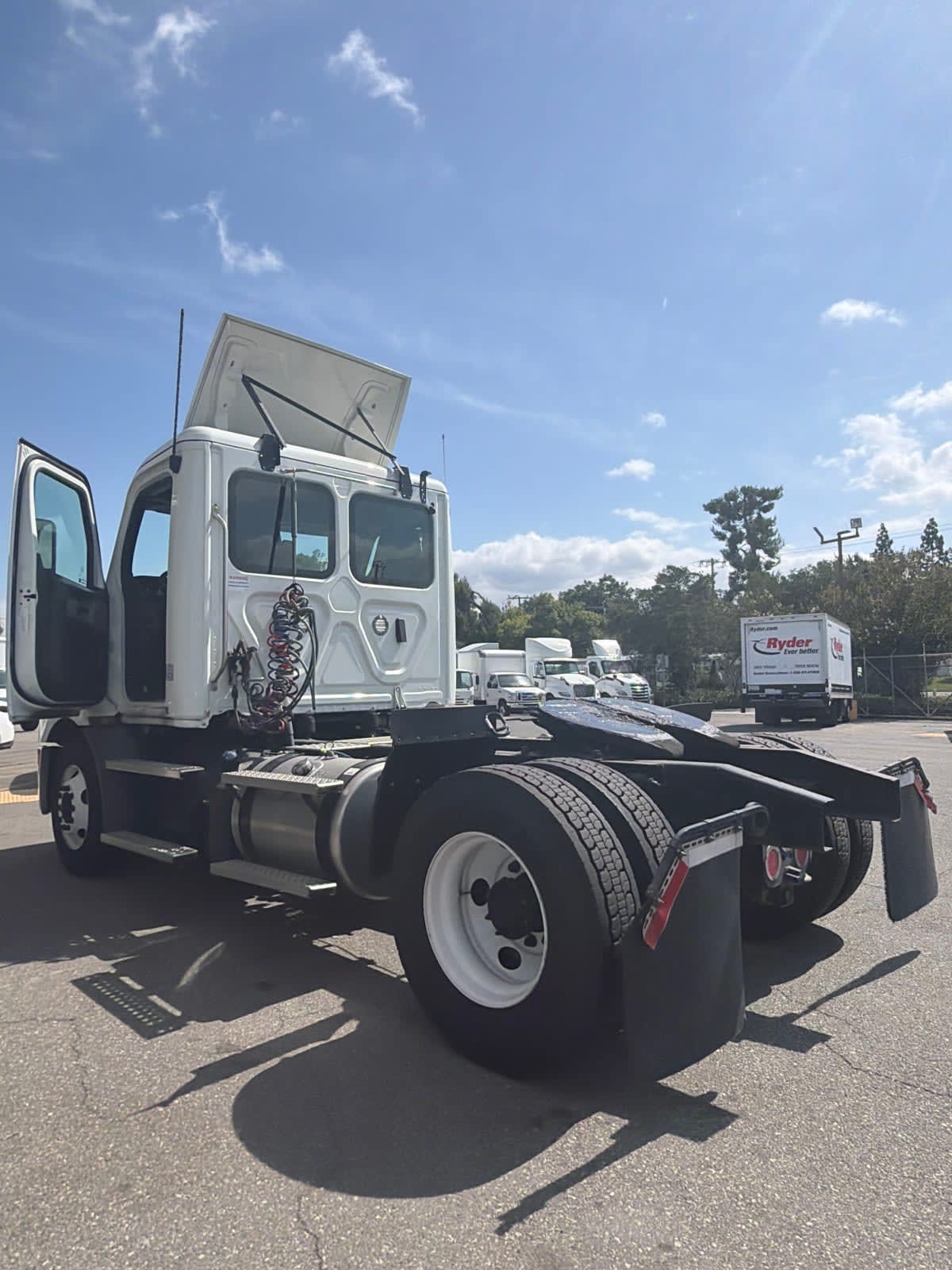 2020 Freightliner Cascadia in Pomona, CA — photo 6