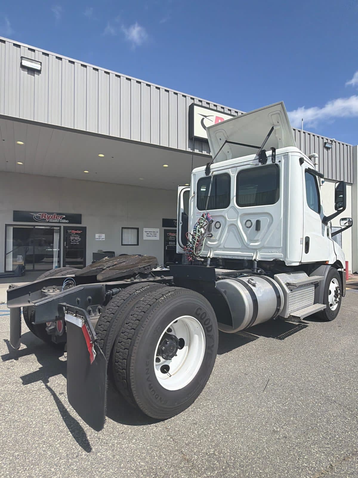 2020 Freightliner Cascadia in Pomona, CA — photo 4