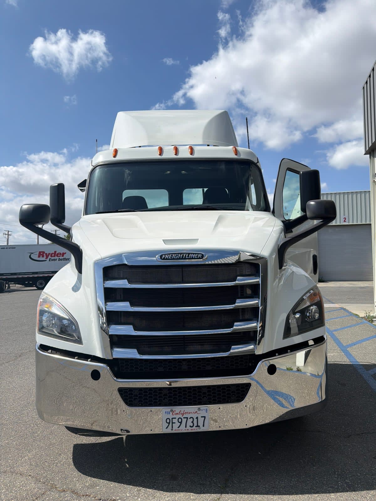 2020 Freightliner Cascadia in Pomona, CA — photo 2