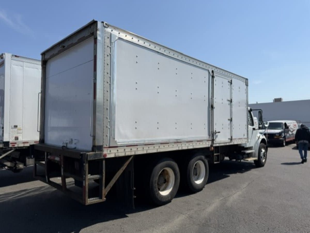 2019 Freightliner M2 106 in Farmingdale, NY — photo 4