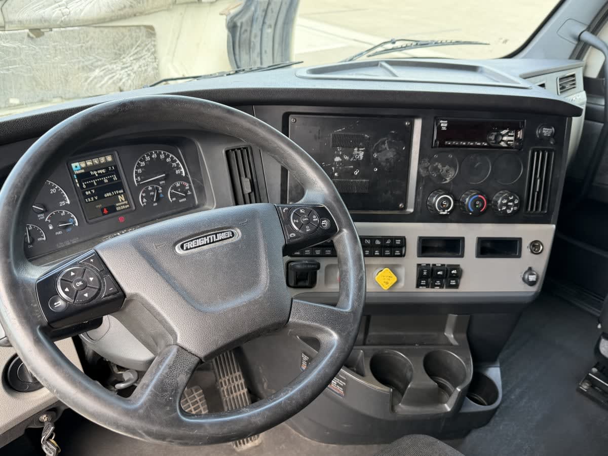 2020 Freightliner Cascadia in Fontana, CA — photo 7