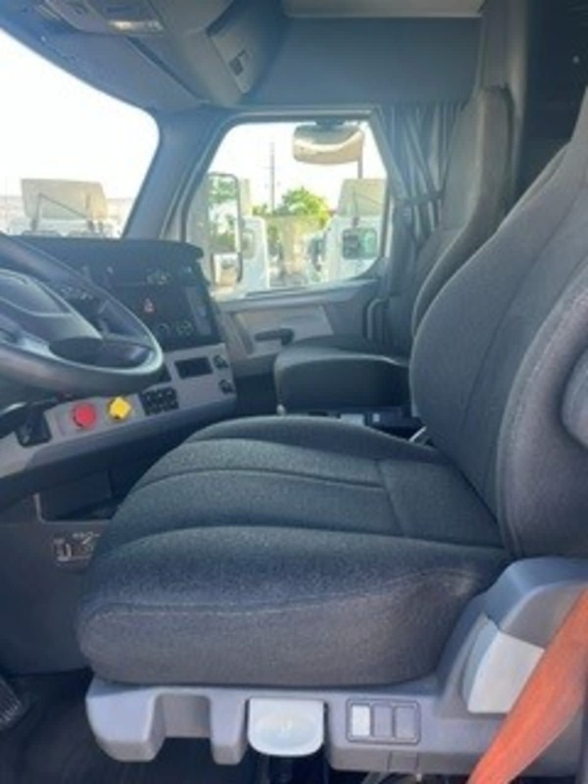 2019 Freightliner Cascadia in Newark, NJ — photo 11