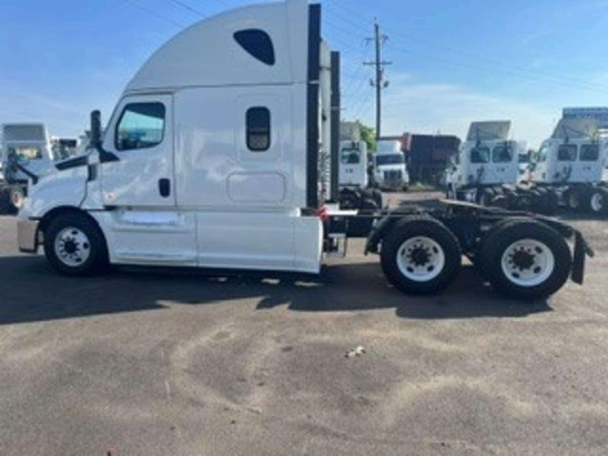 2019 Freightliner Cascadia in Newark, NJ — photo 5