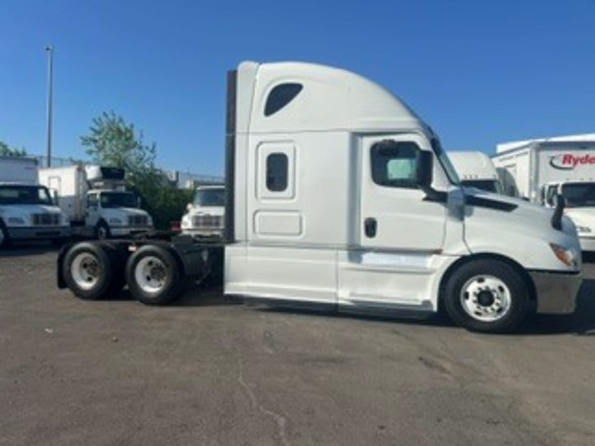 2019 Freightliner Cascadia in Newark, NJ — photo 4