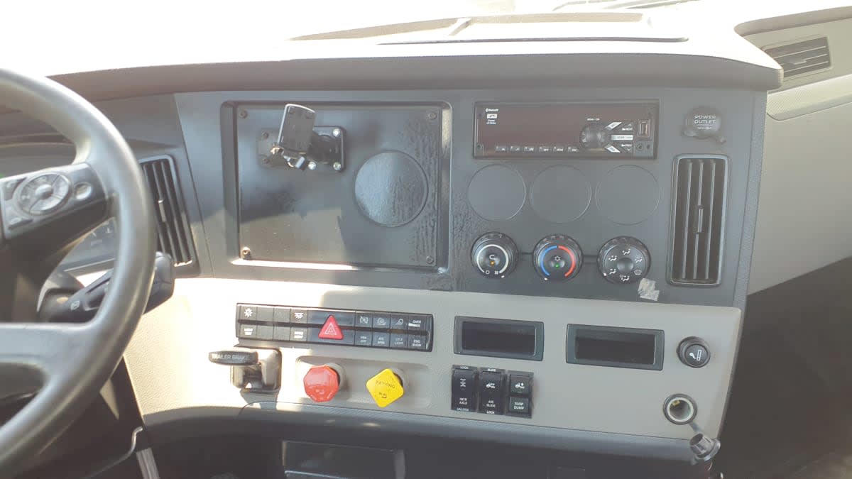 2020 Freightliner Cascadia in Springfield, MA — photo 7