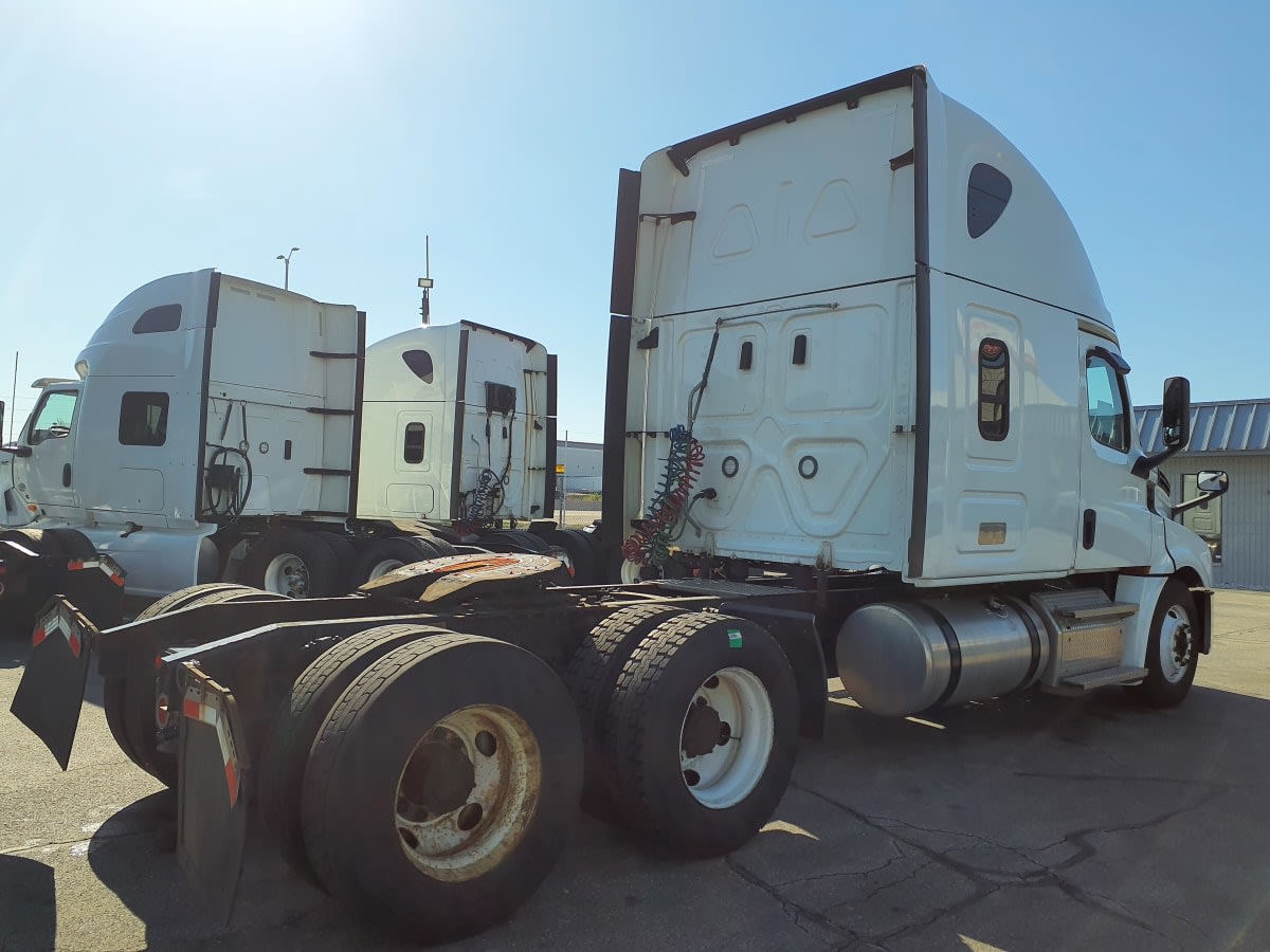 2020 Freightliner Cascadia in Oak Creek, WI — photo 4
