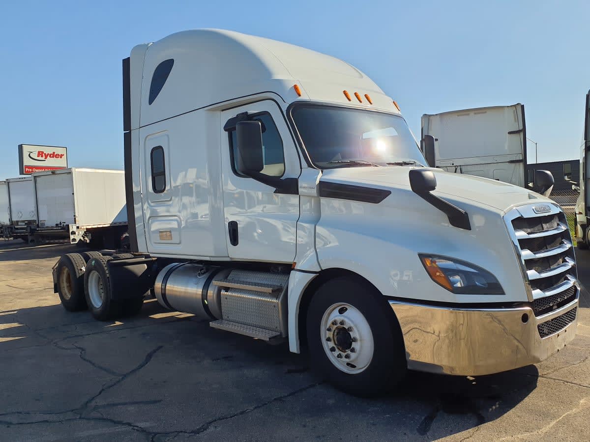 2020 Freightliner Cascadia in Oak Creek, WI — photo 3