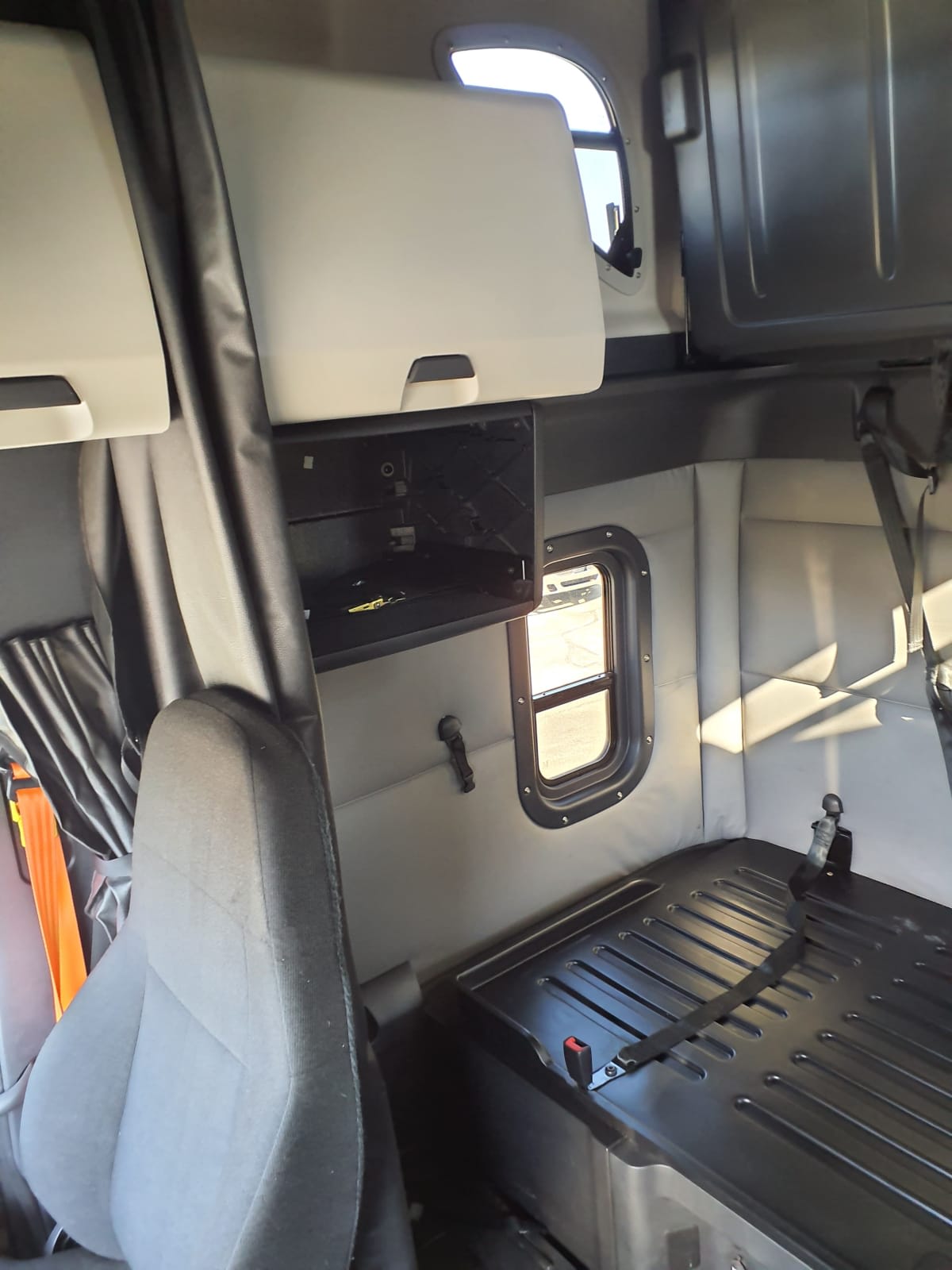 2020 Freightliner Cascadia in Oak Creek, WI — photo 8