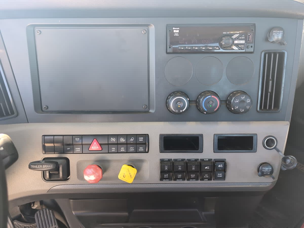 2020 Freightliner Cascadia in Salisbury, MA — photo 11