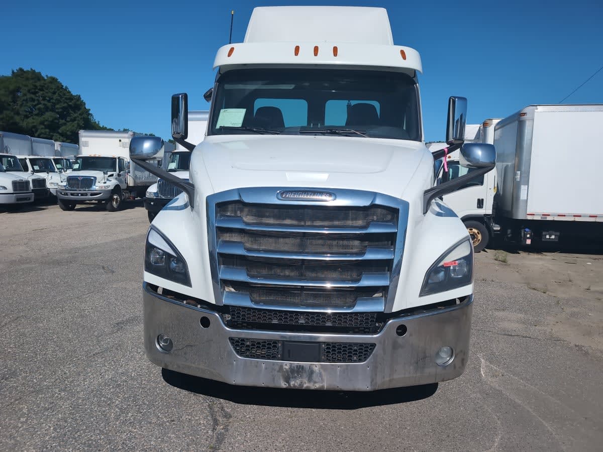 2020 Freightliner Cascadia in Salisbury, MA — photo 2