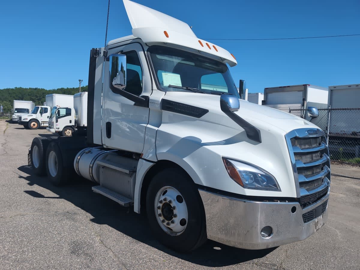 2020 Freightliner Cascadia in Salisbury, MA — photo 3