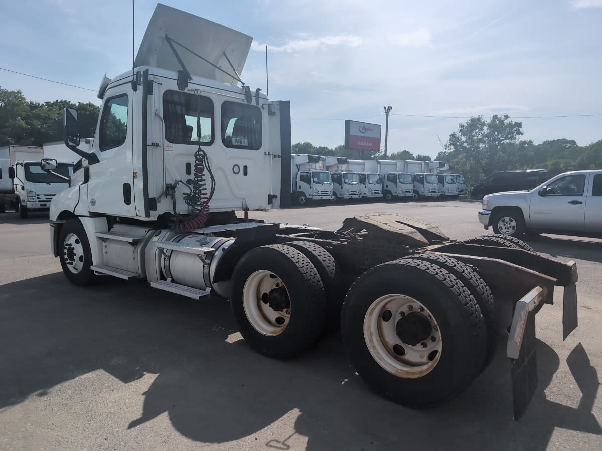2020 Freightliner Cascadia in Salisbury, MA — photo 6