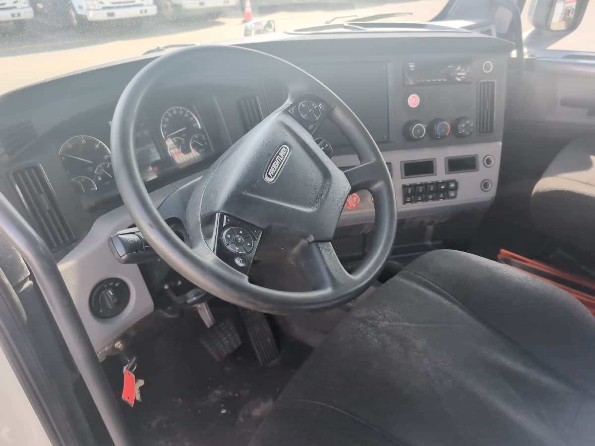 2020 Freightliner Cascadia in Salisbury, MA — photo 7