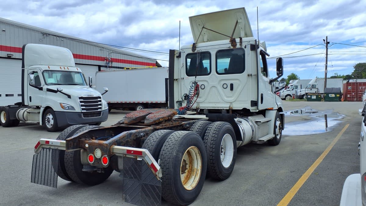 2020 Freightliner Cascadia in Salisbury, MA — photo 4