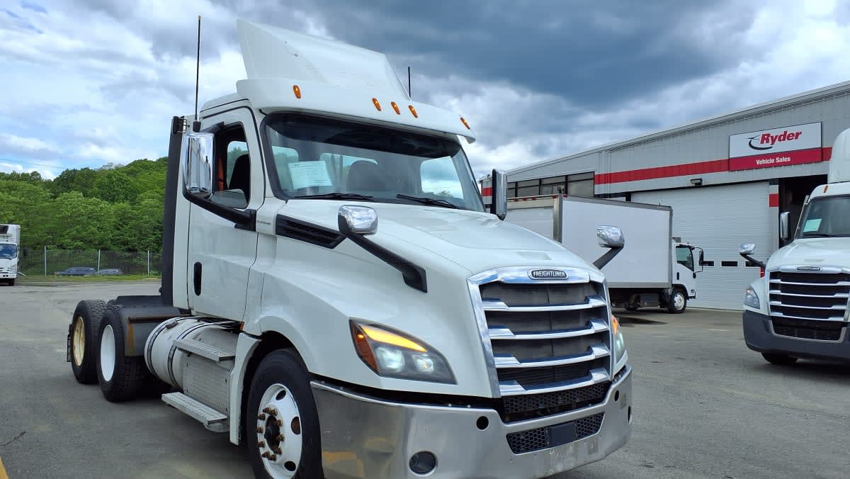 2020 Freightliner Cascadia in Salisbury, MA — photo 3