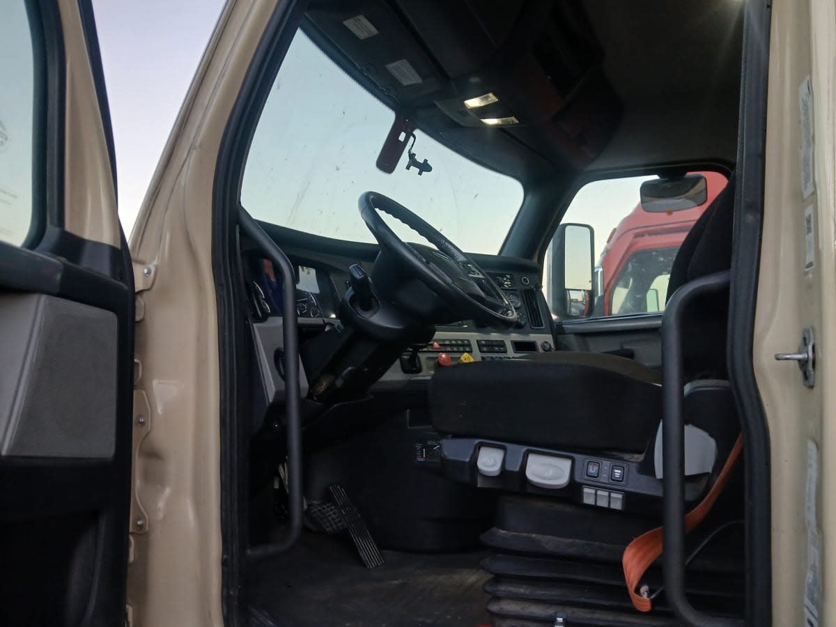2020 Freightliner Cascadia in O'fallon, MO — photo 8