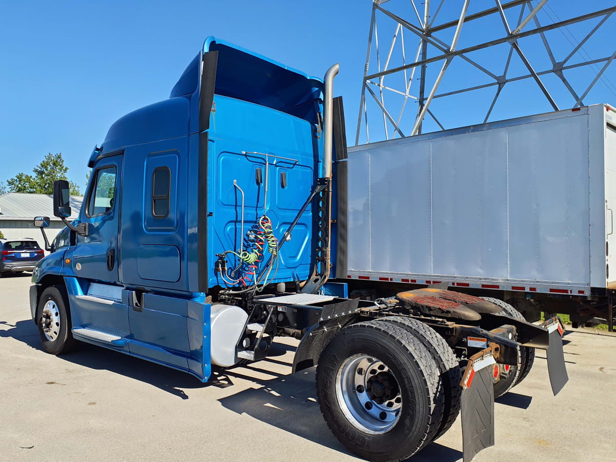 2020 Freightliner Cascadia in Indianapolis, IN — photo 6