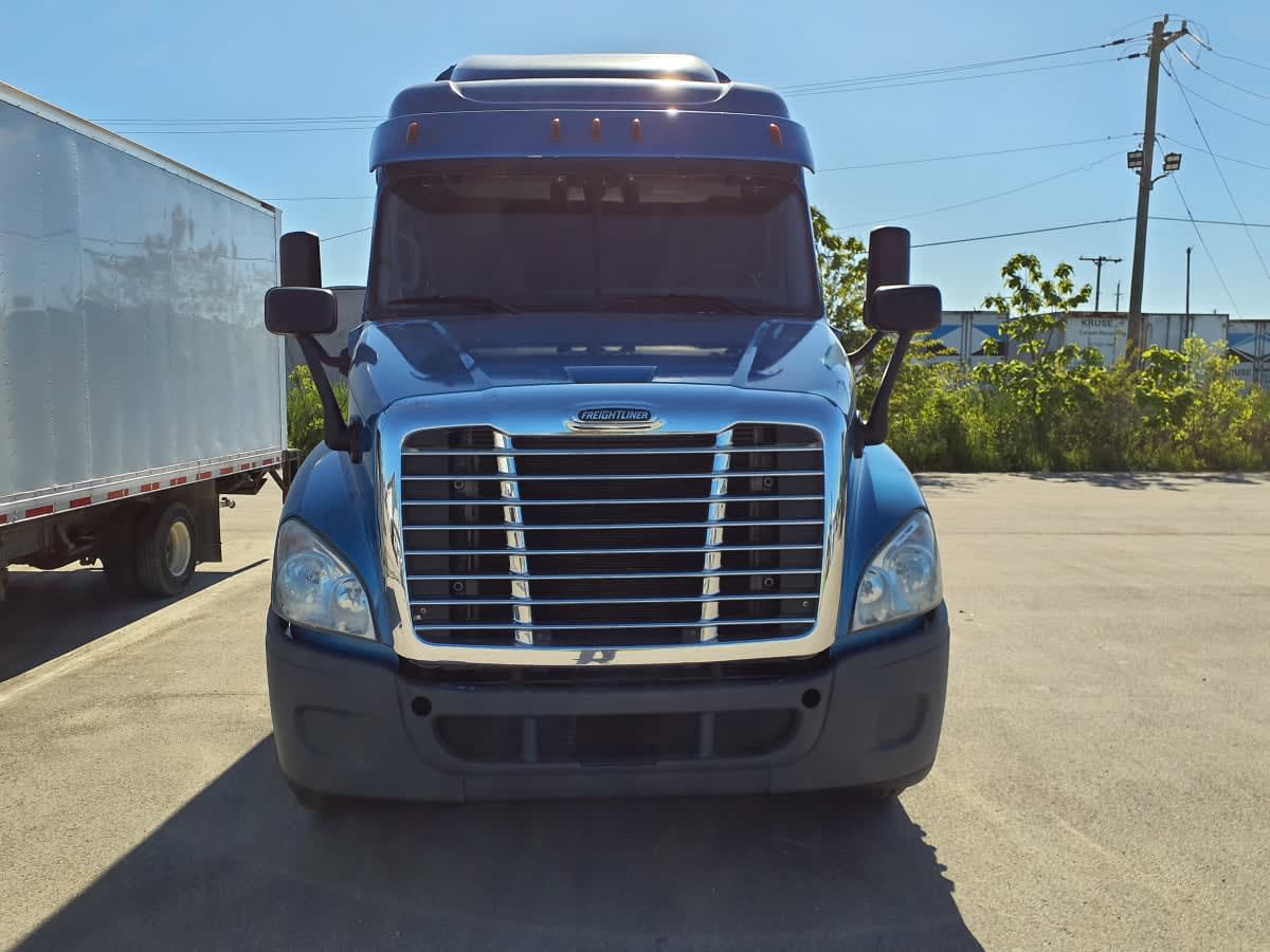 2020 Freightliner Cascadia in Indianapolis, IN — photo 2