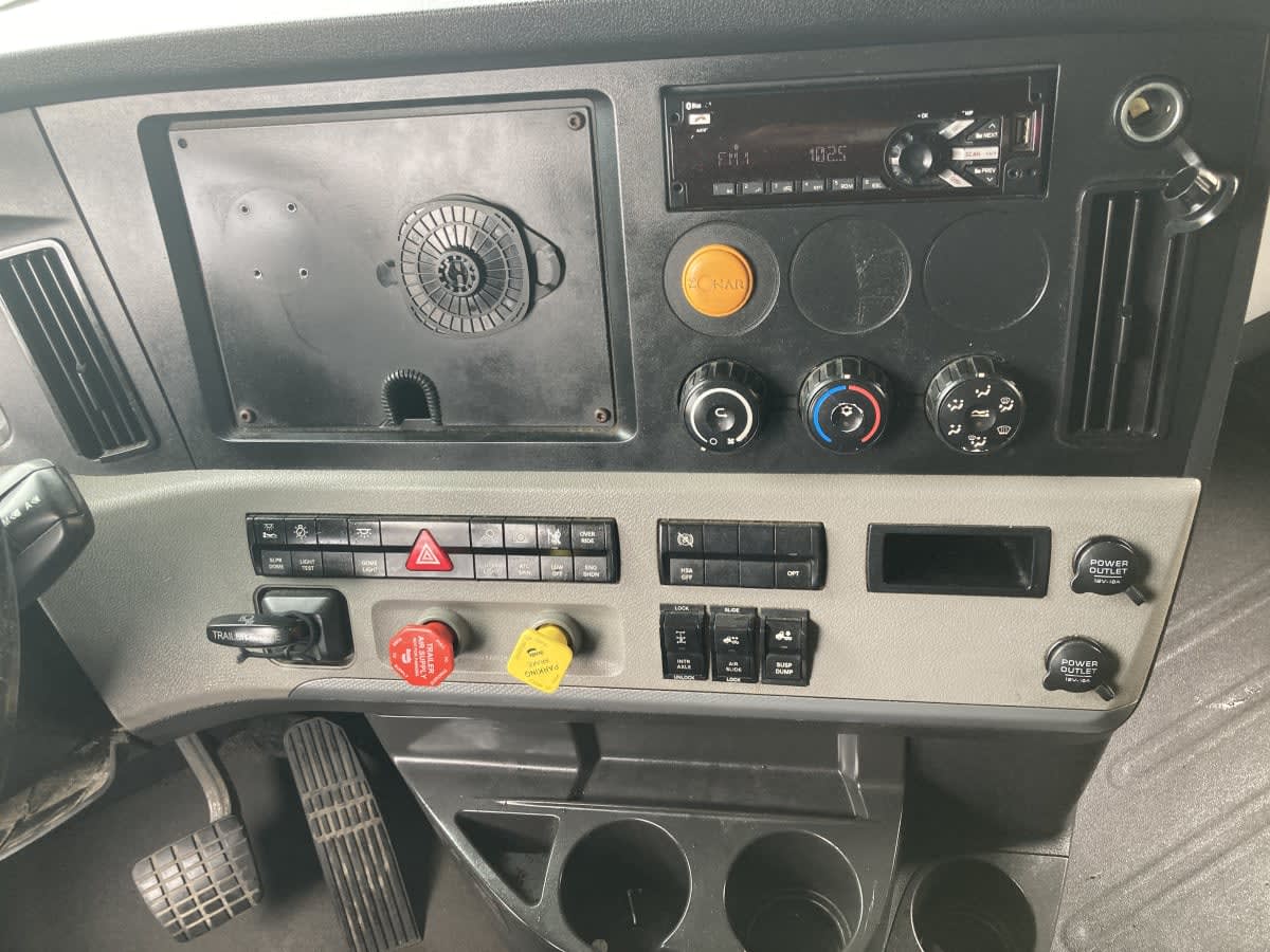 2020 Freightliner Cascadia in Springfield, MA — photo 14
