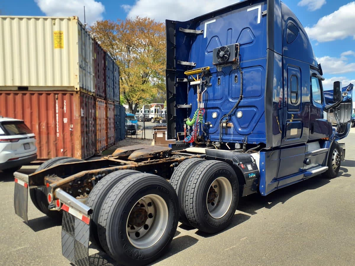 2020 Freightliner Cascadia in Springfield, MA — photo 4