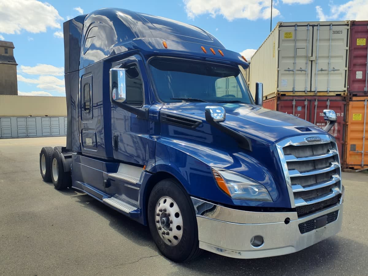 2020 Freightliner Cascadia in Springfield, MA — photo 3
