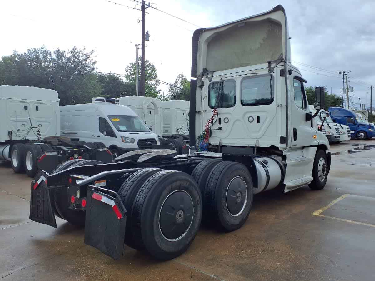 2020 Freightliner Cascadia in Houston, TX — photo 4