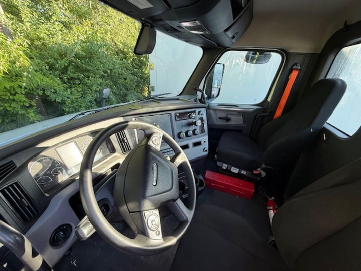 2020 Freightliner Cascadia in Beltsville, MD — photo 5