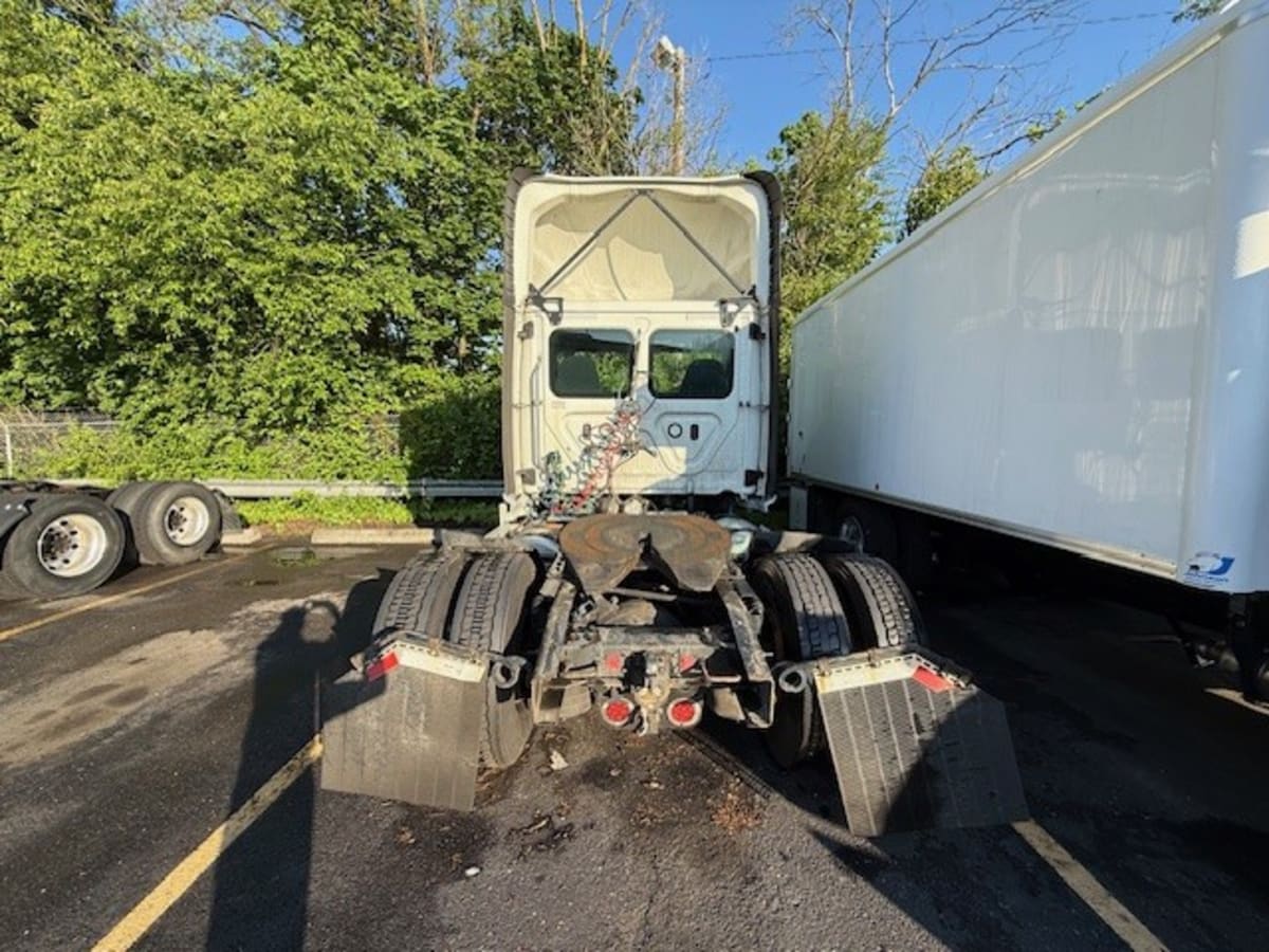 2020 Freightliner Cascadia in Beltsville, MD — photo 4