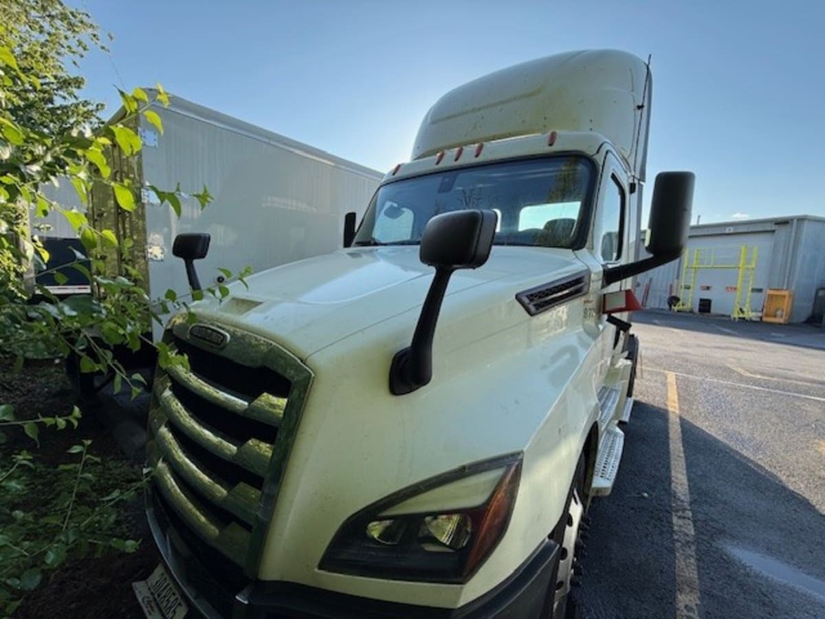 2020 Freightliner Cascadia in Beltsville, MD — photo 2