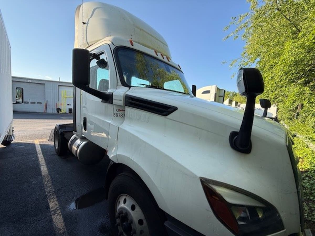 2020 Freightliner Cascadia in Beltsville, MD — photo 3