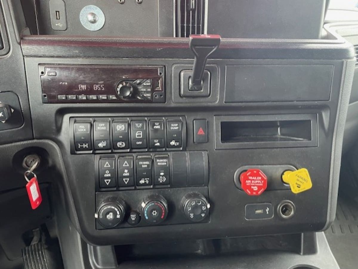 2019 International LT in Farmingdale, NY — photo 11