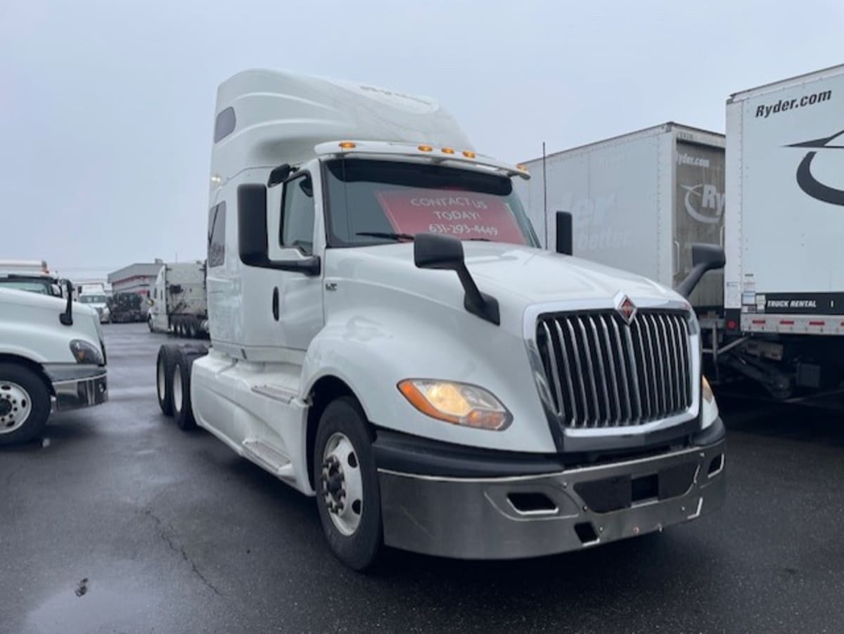 2019 International LT in Farmingdale, NY — photo 3
