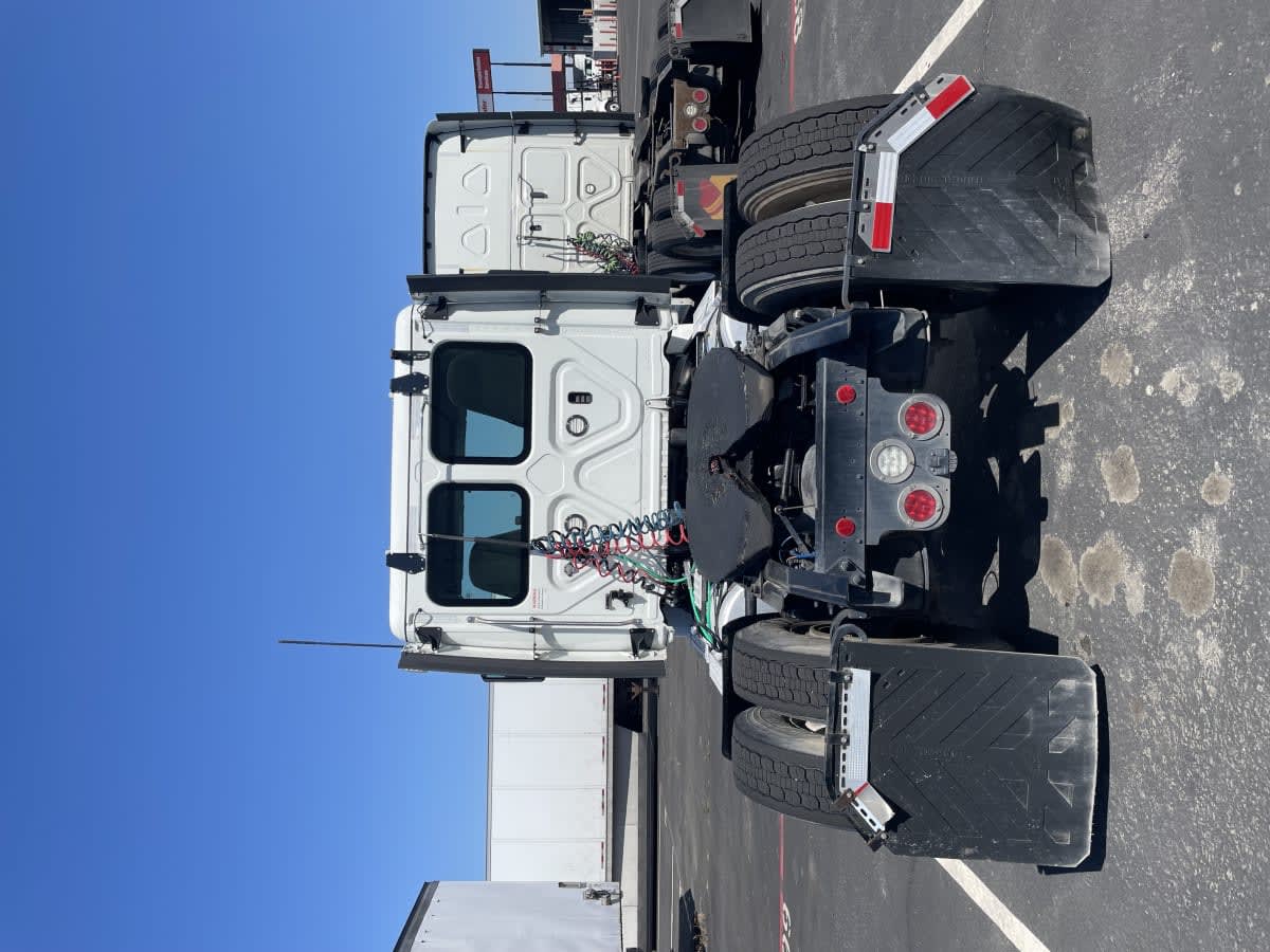 2020 Freightliner Cascadia in West Sacramento, CA — photo 5