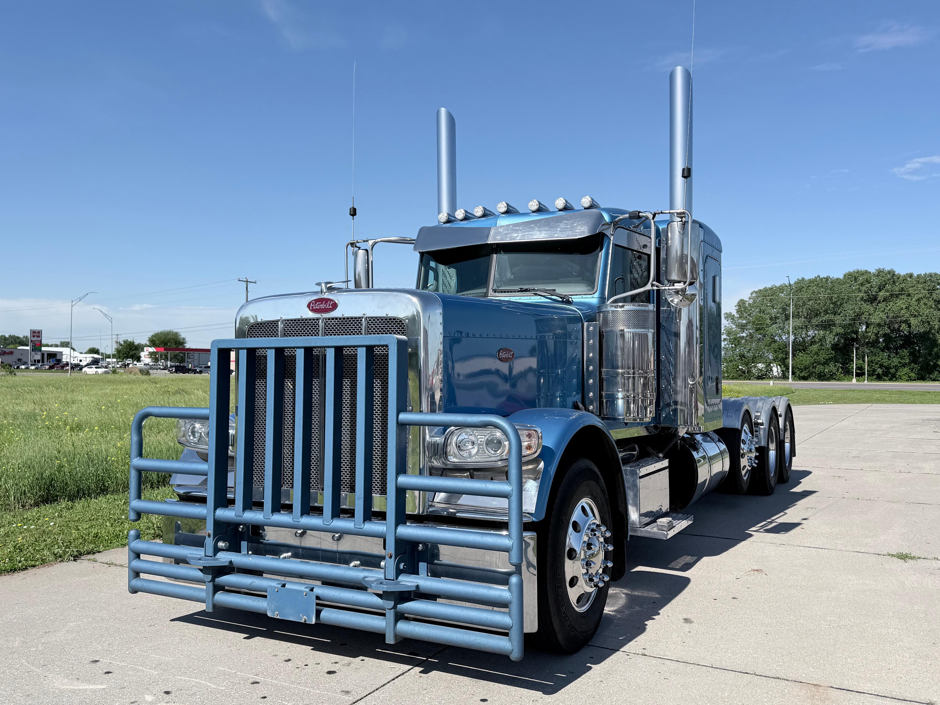 2023 Peterbilt 389