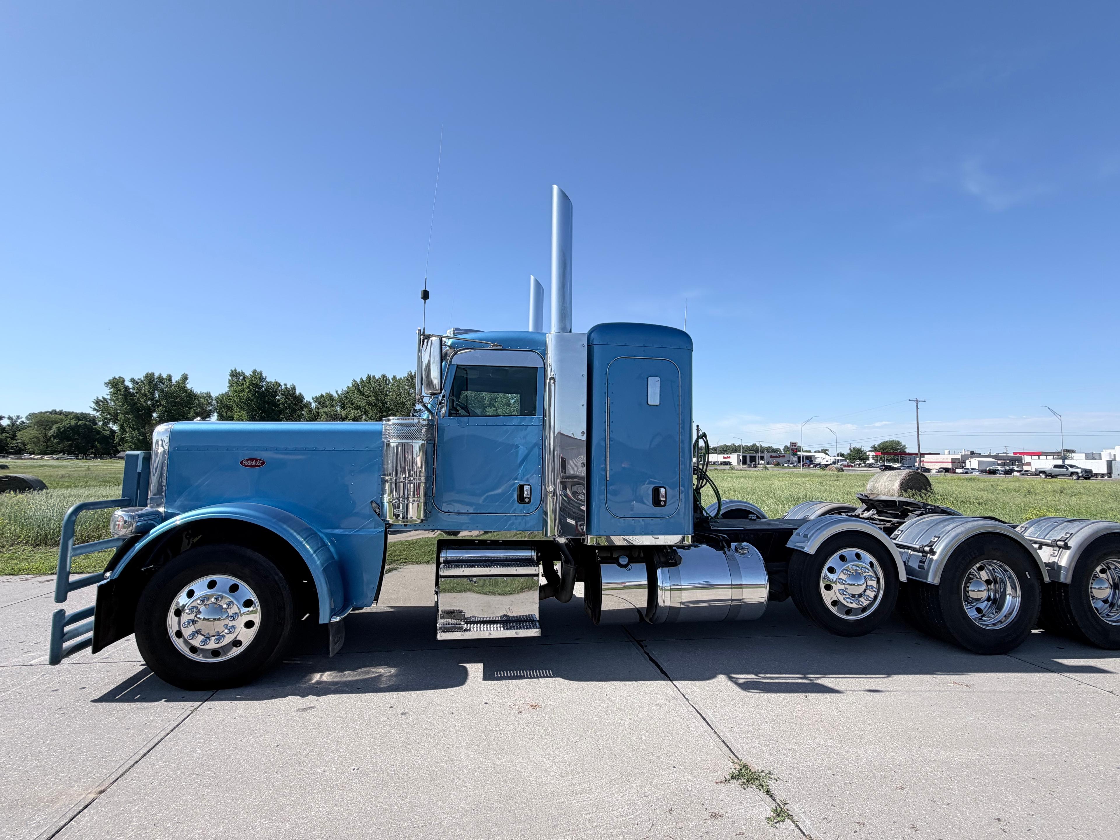 2023 Peterbilt 389 in NORFOLK, NE — photo 2