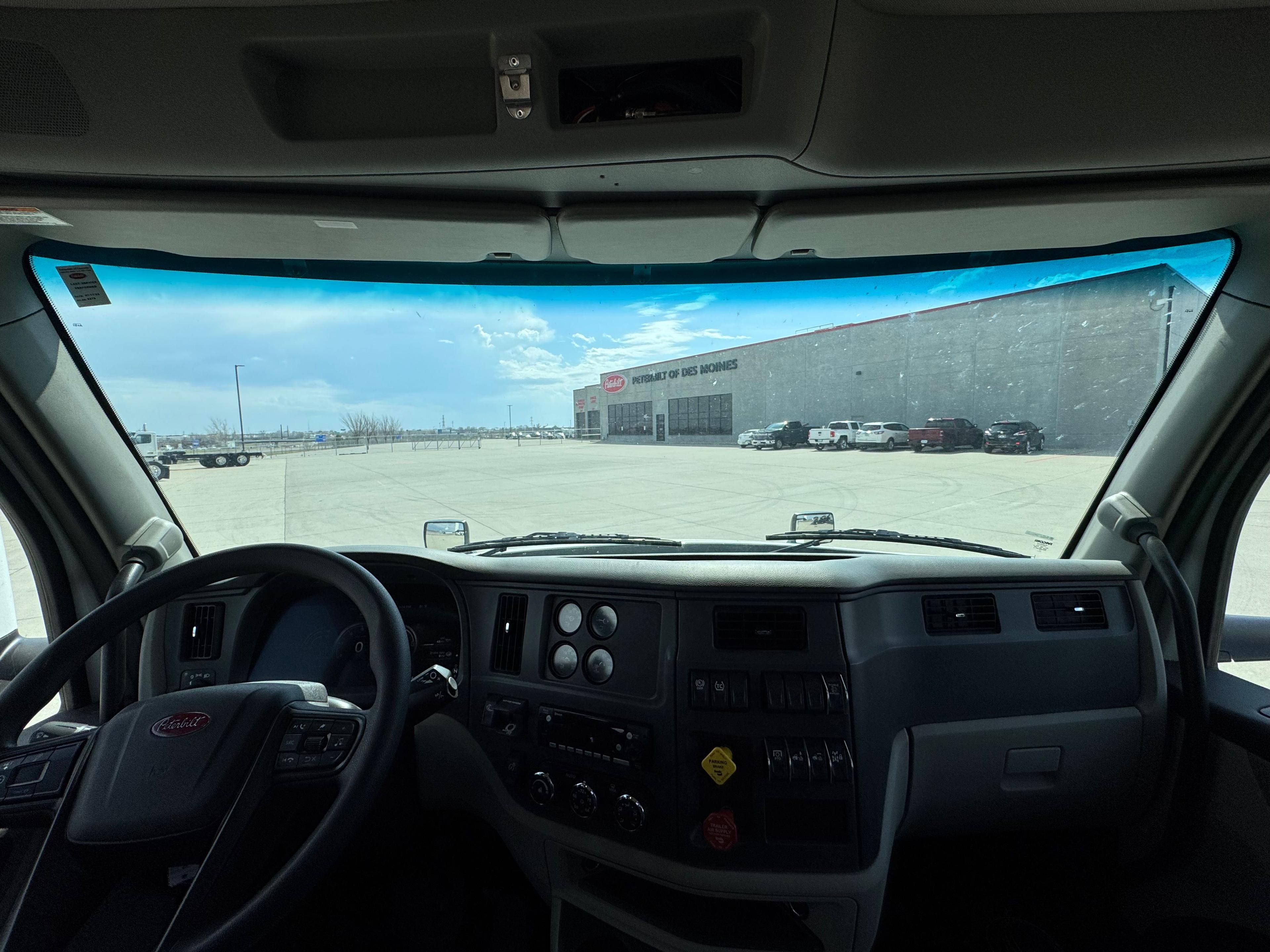 2025 Peterbilt 579 in GRETNA, NE — photo 14