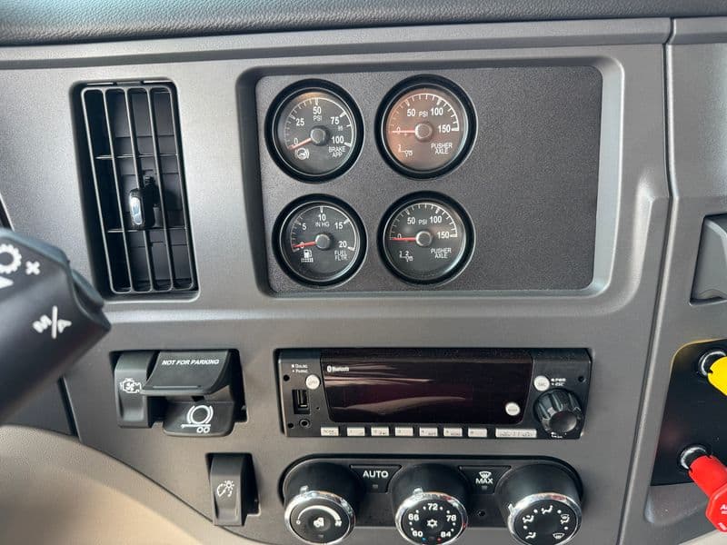 2025 Peterbilt 567 in DES MOINES, IA — photo 15
