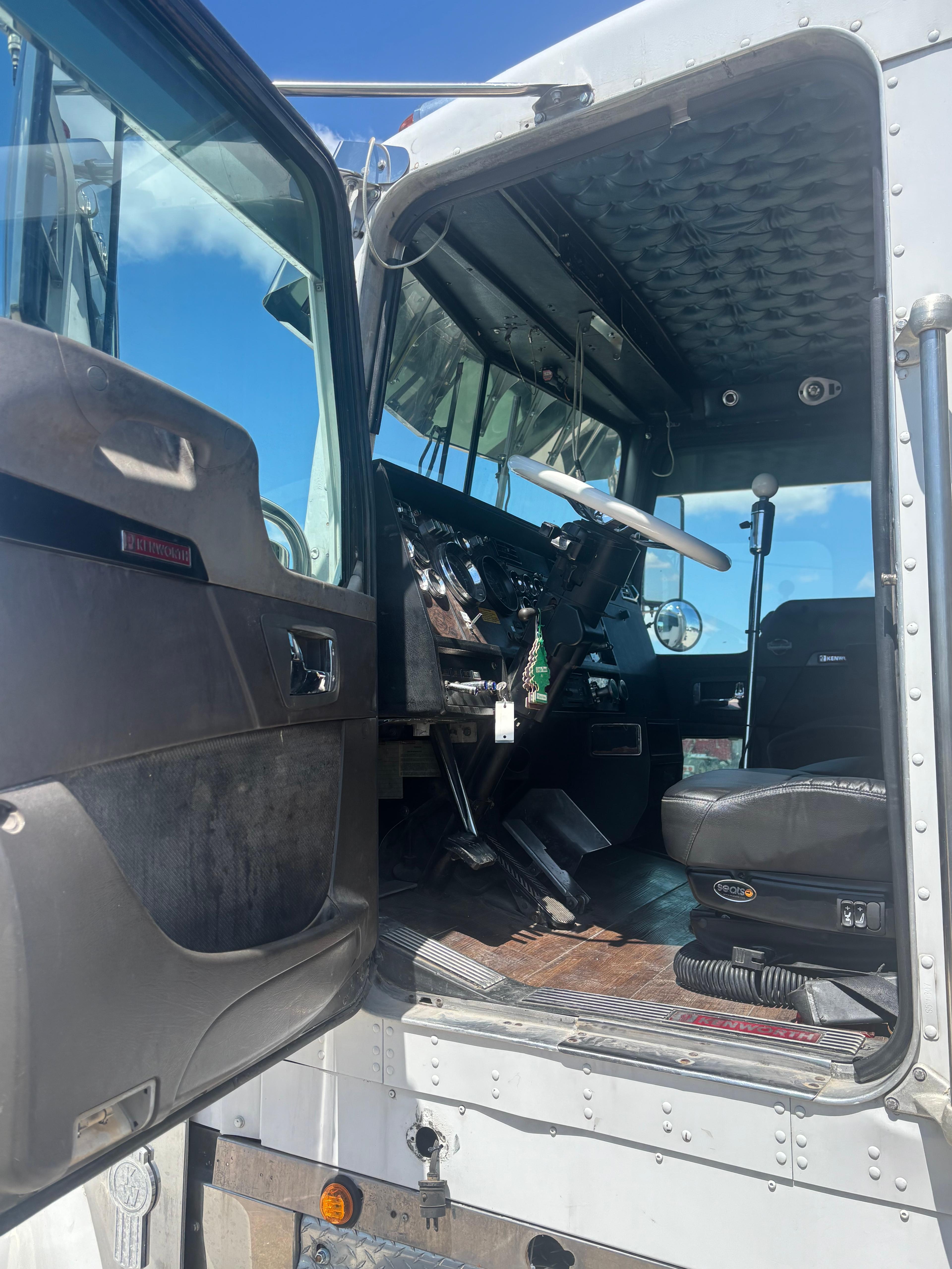 1993 Kenworth W900 in COUNCIL BLUFFS, IA — photo 10
