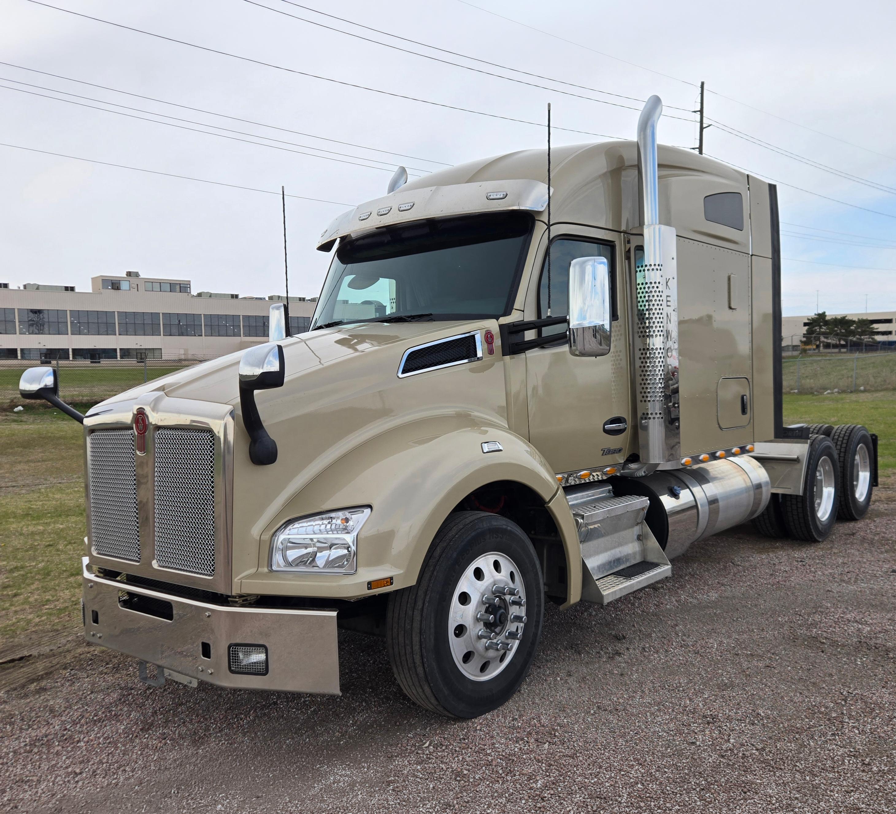 2023 Kenworth T880