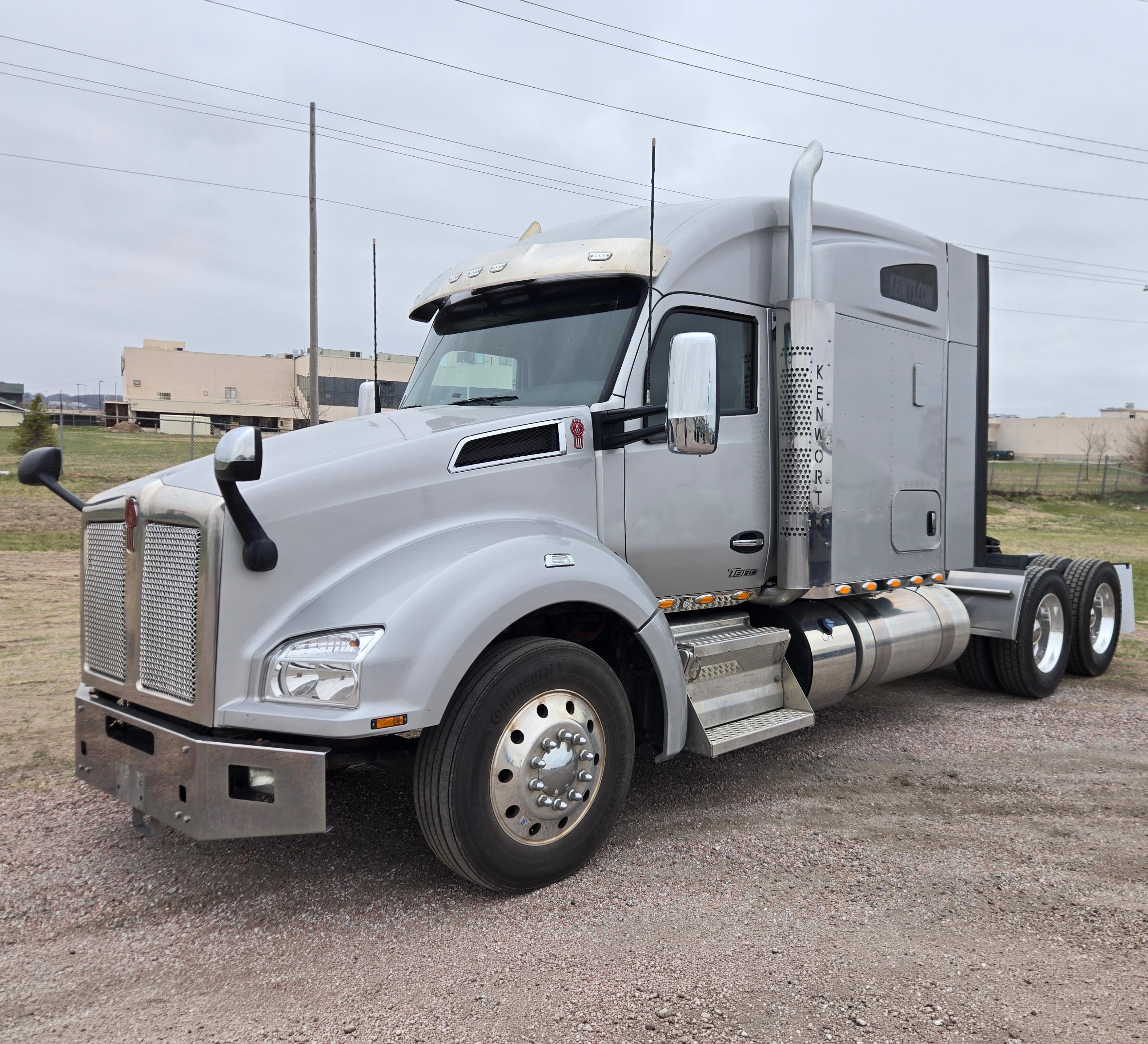 2023 Kenworth T880