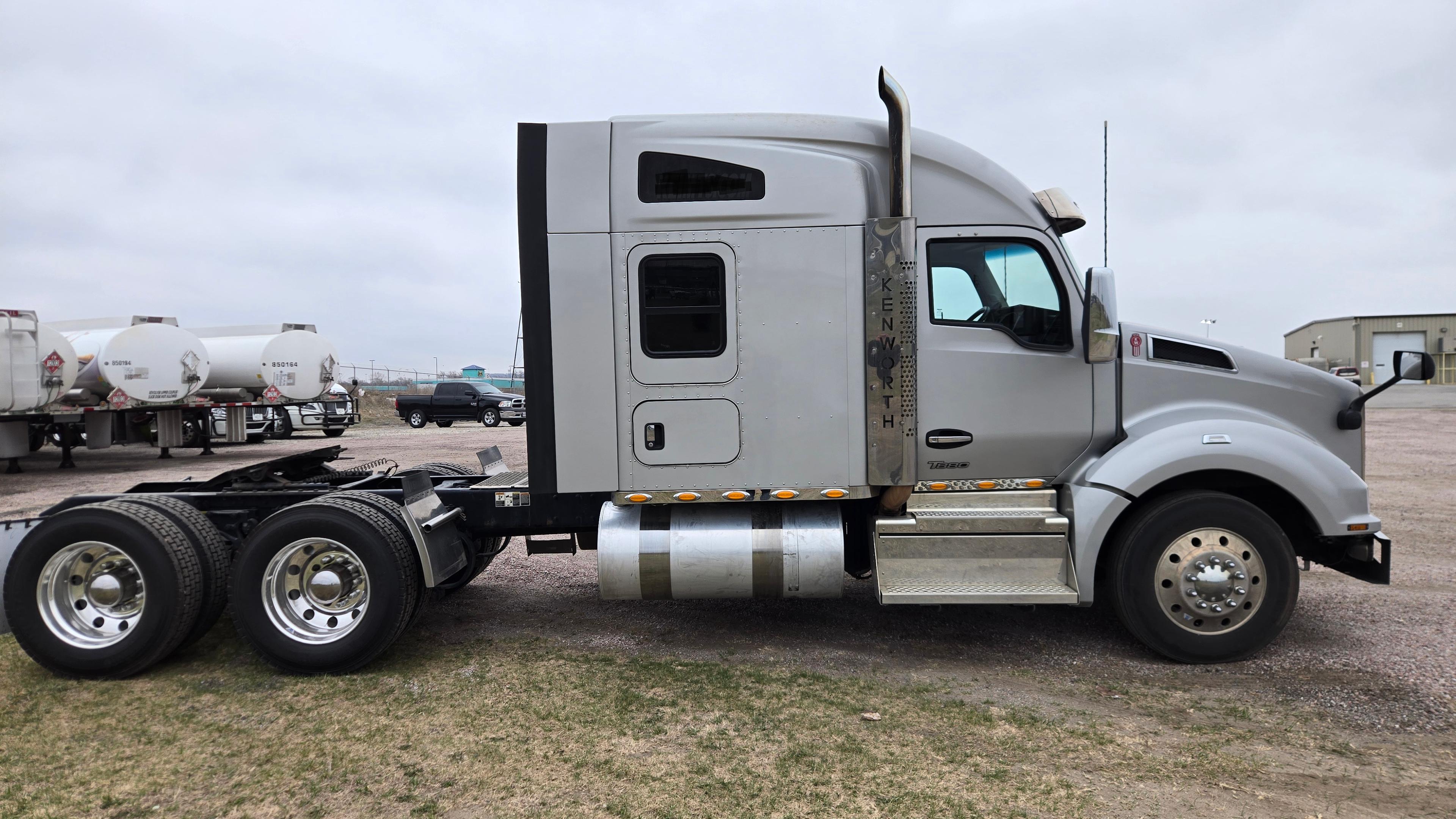 2023 Kenworth T880 in COUNCIL BLUFFS, IA — photo 2