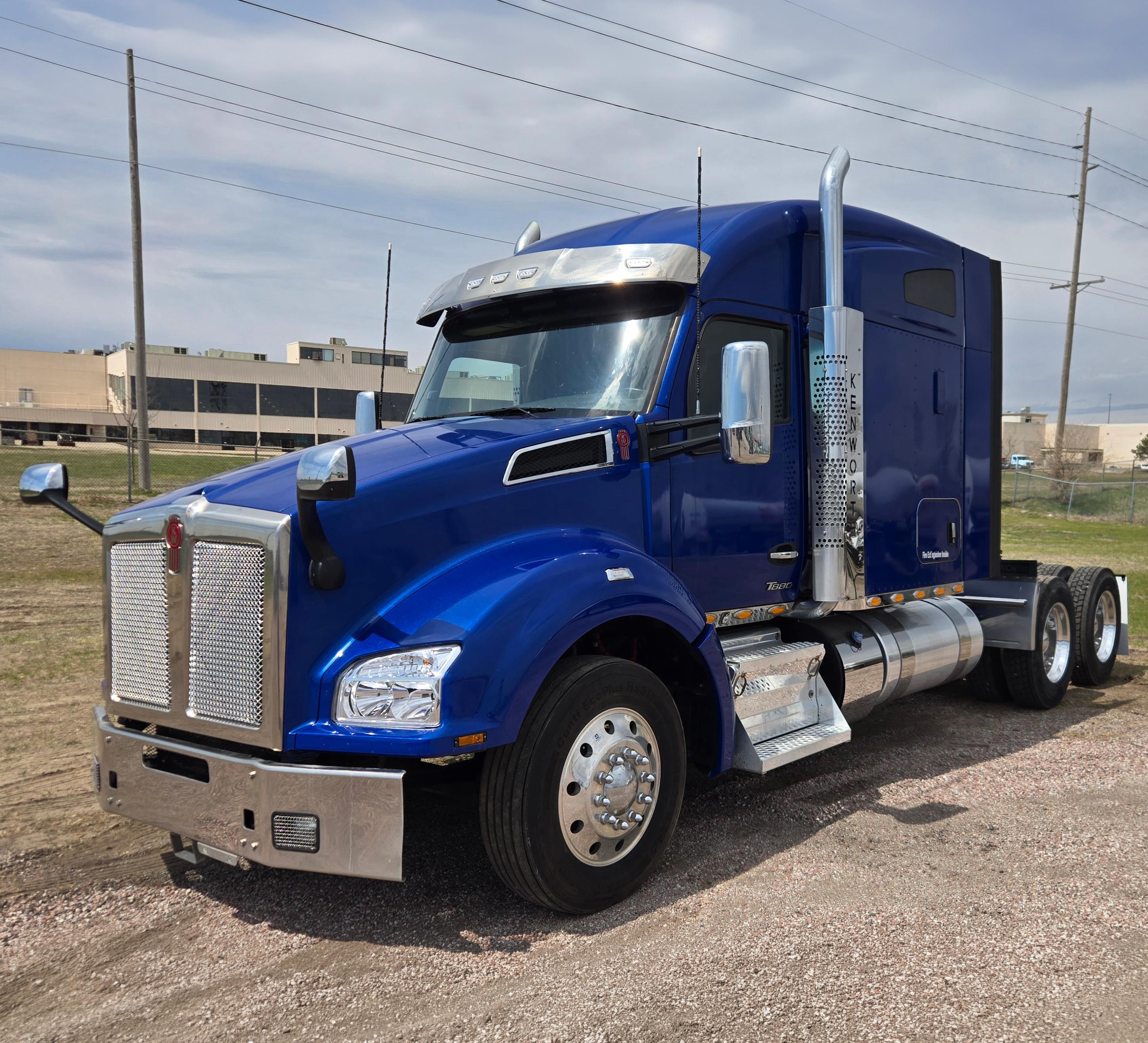 2023 Kenworth T880