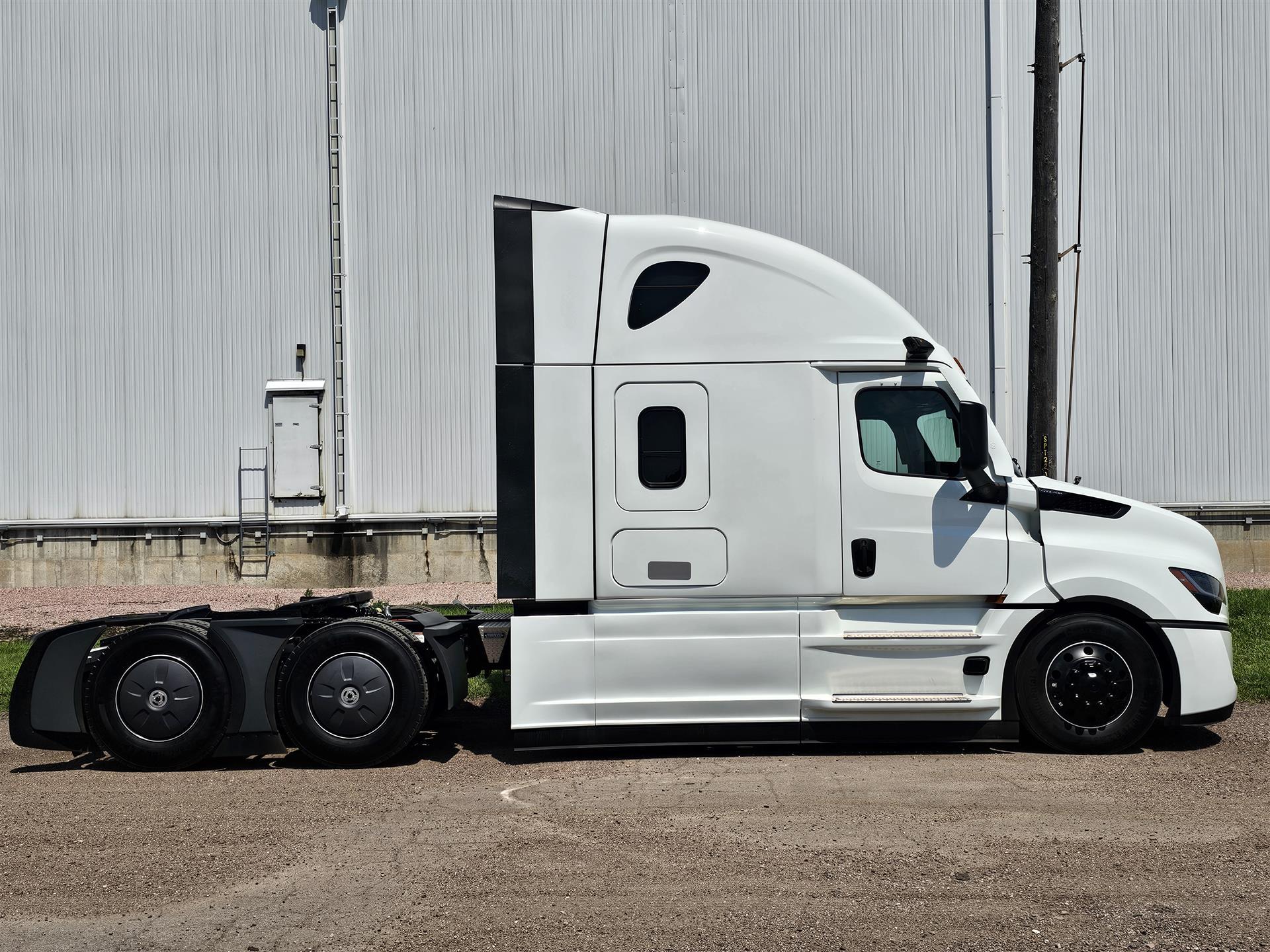2026 Freightliner Cascadia in Sioux City, IA — photo 2